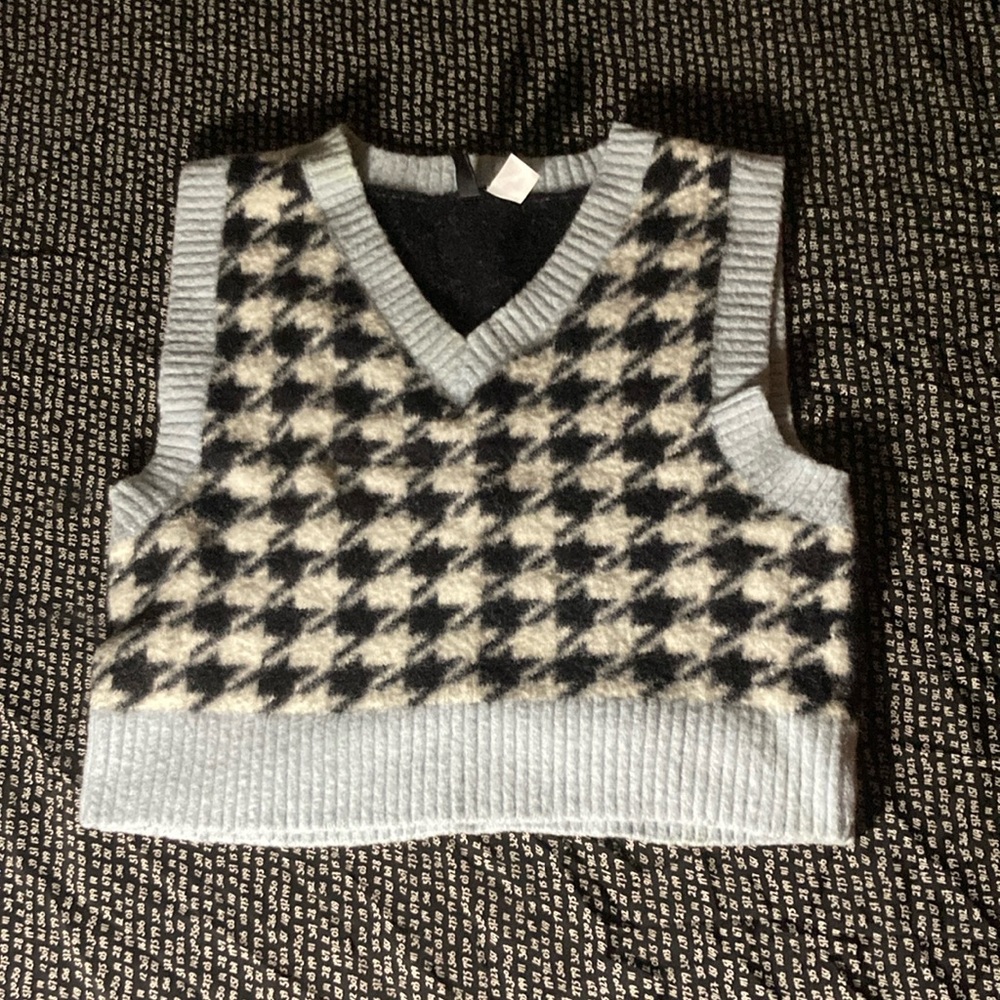Gently worn H&M Black and Gray Houndstooth V-Neck Sweater Vest